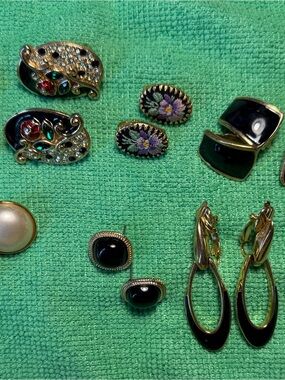Vintage elegant mixed gold tone earrings - 11 pair